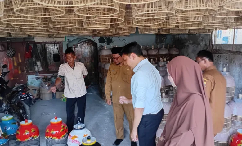 BERDIALOG LANGSUNG: Bupati Cianjur, dr. Muhammad Wahyu Ferdian (kemeja putih), menyimak penjelasan pengrajin terkait detail sangkar burung di Desa Sindangasih. Kunjungan ini menegaskan dukungan pemerintah terhadap keberlangsungan usaha lokal yang menyerap banyak tenaga kerja. (Foto: Fauzi/Cianjurupdate)