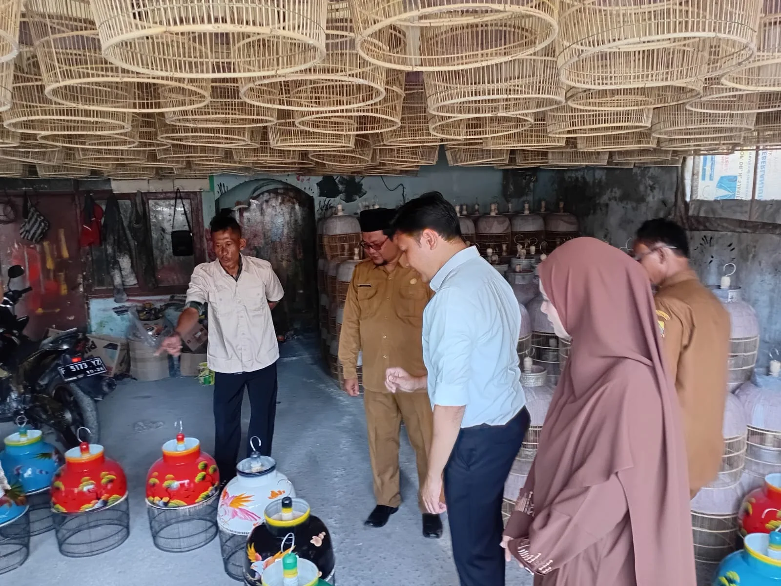 BERDIALOG LANGSUNG: Bupati Cianjur, dr. Muhammad Wahyu Ferdian (kemeja putih), menyimak penjelasan pengrajin terkait detail sangkar burung di Desa Sindangasih. Kunjungan ini menegaskan dukungan pemerintah terhadap keberlangsungan usaha lokal yang menyerap banyak tenaga kerja. (Foto: Fauzi/Cianjurupdate)