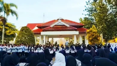 Ratusan guru mengikuti upacara peringatan Hari Guru Nasional di lingkungan Pemkab Cianjur, Selasa (25/11/2025).