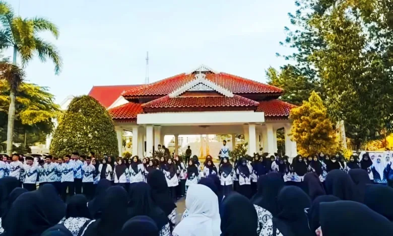 Ratusan guru mengikuti upacara peringatan Hari Guru Nasional di lingkungan Pemkab Cianjur, Selasa (25/11/2025).