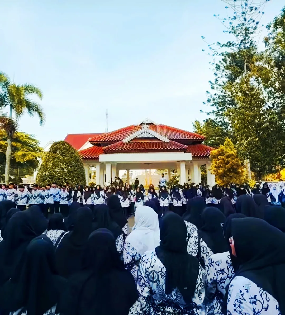 Ratusan guru mengikuti upacara peringatan Hari Guru Nasional di lingkungan Pemkab Cianjur, Selasa (25/11/2025).