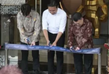 Bupati Cianjur, dr. Wahyu (tengah), bersama jajaran direksi melakukan pemotongan pita sebagai tanda peresmian Cordela Suites Cianjur, hotel bintang empat pertama di Cianjur, Sabtu (22/11/2025).