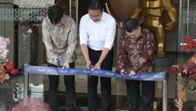 Bupati Cianjur, dr. Wahyu (tengah), bersama jajaran direksi melakukan pemotongan pita sebagai tanda peresmian Cordela Suites Cianjur, hotel bintang empat pertama di Cianjur, Sabtu (22/11/2025).