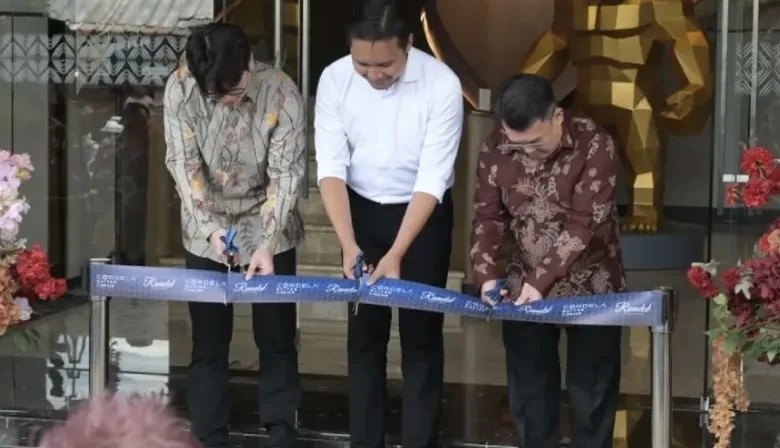 Bupati Cianjur, dr. Wahyu (tengah), bersama jajaran direksi melakukan pemotongan pita sebagai tanda peresmian Cordela Suites Cianjur, hotel bintang empat pertama di Cianjur, Sabtu (22/11/2025).