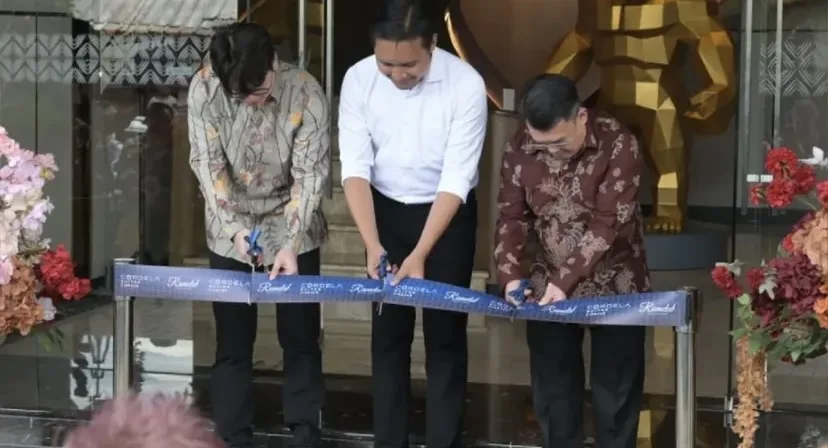 Bupati Cianjur, dr. Wahyu (tengah), bersama jajaran direksi melakukan pemotongan pita sebagai tanda peresmian Cordela Suites Cianjur, hotel bintang empat pertama di Cianjur, Sabtu (22/11/2025).