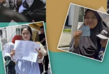 Sejumlah warga menunjukkan Kartu Keluarga dan KTP elektronik yang baru saja selesai dicetak di tempat saat memanfaatkan layanan keliling Disdukcapil pada acara Rembug Warga di Desa Jati, Bojongpicung, Selasa (25/11/2025).