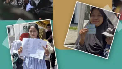 Sejumlah warga menunjukkan Kartu Keluarga dan KTP elektronik yang baru saja selesai dicetak di tempat saat memanfaatkan layanan keliling Disdukcapil pada acara Rembug Warga di Desa Jati, Bojongpicung, Selasa (25/11/2025).