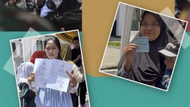 Sejumlah warga menunjukkan Kartu Keluarga dan KTP elektronik yang baru saja selesai dicetak di tempat saat memanfaatkan layanan keliling Disdukcapil pada acara Rembug Warga di Desa Jati, Bojongpicung, Selasa (25/11/2025).