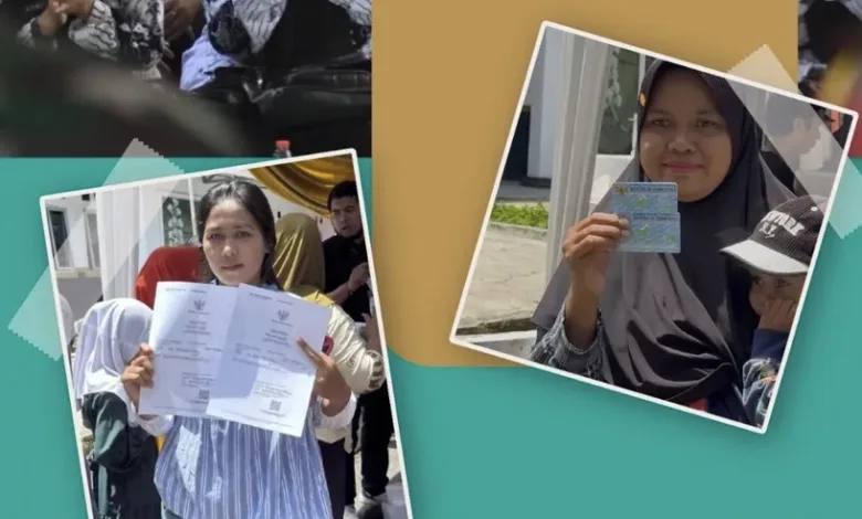 Sejumlah warga menunjukkan Kartu Keluarga dan KTP elektronik yang baru saja selesai dicetak di tempat saat memanfaatkan layanan keliling Disdukcapil pada acara Rembug Warga di Desa Jati, Bojongpicung, Selasa (25/11/2025).