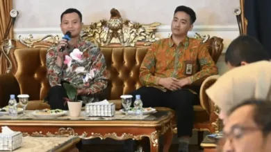 Dua narasumber dari Bank Indonesia dan Kemenko Perekonomian RI memberikan pemaparan dalam High Level Meeting (HLM) Pengendalian Harga Menjelang Natal dan Tahun Baru di Aula Garuda Pendopo Cianjur, Rabu (26/11/2025).