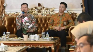 Dua narasumber dari Bank Indonesia dan Kemenko Perekonomian RI memberikan pemaparan dalam High Level Meeting (HLM) Pengendalian Harga Menjelang Natal dan Tahun Baru di Aula Garuda Pendopo Cianjur, Rabu (26/11/2025).