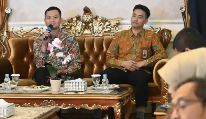 Dua narasumber dari Bank Indonesia dan Kemenko Perekonomian RI memberikan pemaparan dalam High Level Meeting (HLM) Pengendalian Harga Menjelang Natal dan Tahun Baru di Aula Garuda Pendopo Cianjur, Rabu (26/11/2025).