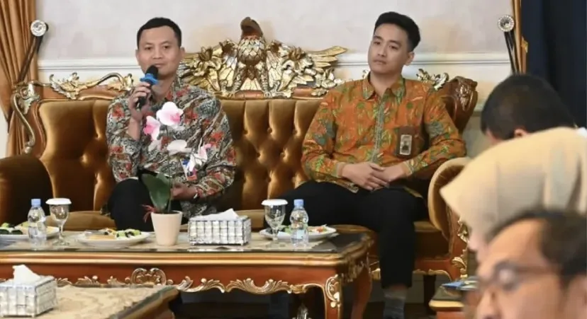 Dua narasumber dari Bank Indonesia dan Kemenko Perekonomian RI memberikan pemaparan dalam High Level Meeting (HLM) Pengendalian Harga Menjelang Natal dan Tahun Baru di Aula Garuda Pendopo Cianjur, Rabu (26/11/2025).