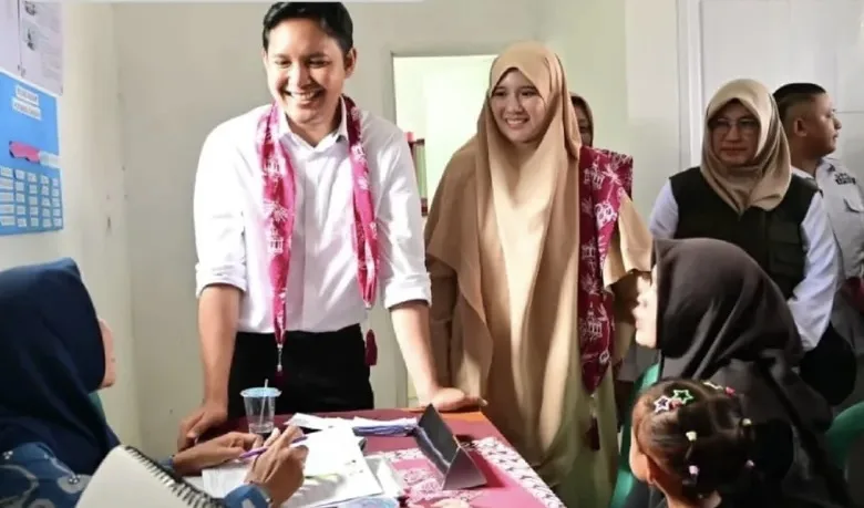 Bupati Cianjur, dr. Mohammad Wahyu Ferdian, bersama Ketua TP PKK Kabupaten Cianjur, dr. Najmah Nur Islami, memantau langsung proses pelayanan administrasi kependudukan dalam kegiatan Rembug Warga di Desa Kamurang, Cikalongkulon, Selasa (26/11/2025).