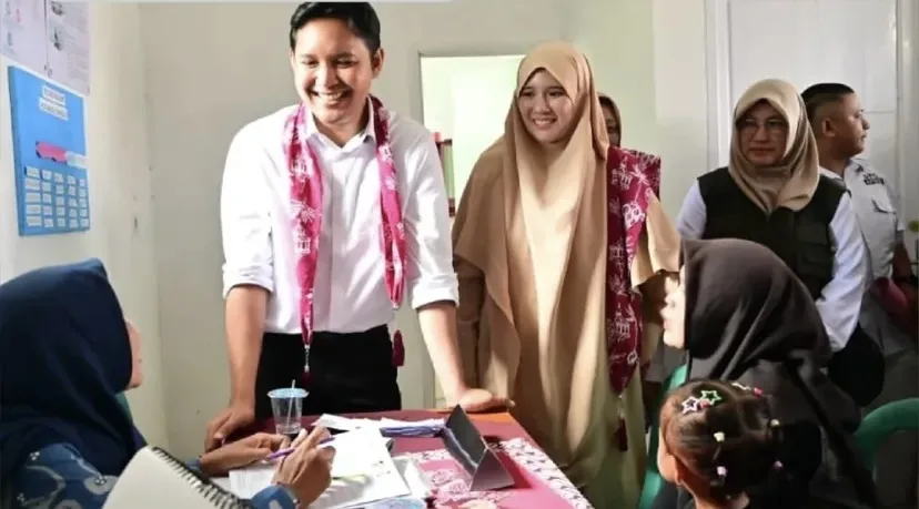 Bupati Cianjur, dr. Mohammad Wahyu Ferdian, bersama Ketua TP PKK Kabupaten Cianjur, dr. Najmah Nur Islami, memantau langsung proses pelayanan administrasi kependudukan dalam kegiatan Rembug Warga di Desa Kamurang, Cikalongkulon, Selasa (26/11/2025).