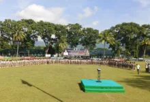 Tingkatkan Disiplin: Ratusan perangkat desa Kabupaten Cianjur mengikuti upacara pembukaan kegiatan Bela Negara di Lapangan Yonif Raider 300/Brajawijaya, Cianjur.