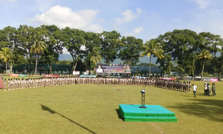 Tingkatkan Disiplin: Ratusan perangkat desa Kabupaten Cianjur mengikuti upacara pembukaan kegiatan Bela Negara di Lapangan Yonif Raider 300/Brajawijaya, Cianjur.