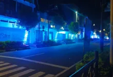 SUASANA MALAM. Tampilan baru Jalan HOS Cokroaminoto hingga Mangunsarkoro, Cianjur, yang kini dihiasi lampu pohon, Jumat (12/12/2025).