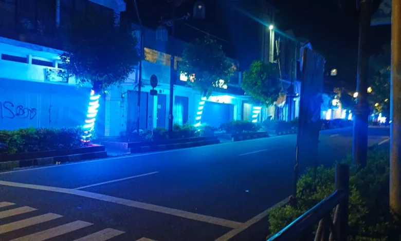 SUASANA MALAM. Tampilan baru Jalan HOS Cokroaminoto hingga Mangunsarkoro, Cianjur, yang kini dihiasi lampu pohon, Jumat (12/12/2025).