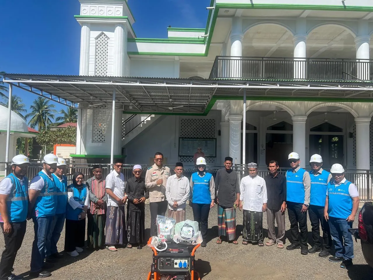 PLN turut menyalurkan ribuan paket sembako dan peralatan darurat guna meringankan beban warga terdampak banjir dan longsor di Tanah Rencong.