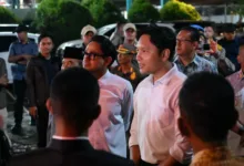 Wakil Bupati Cianjur, Abi Ramzi (kanan), didampingi Bupati Cianjur, dr. Wahyu (kiri), berdialog dengan warga dan petugas keamanan saat melakukan pemantauan malam Natal, Rabu (24/12/2025).