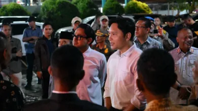 Wakil Bupati Cianjur, Abi Ramzi (kanan), didampingi Bupati Cianjur, dr. Wahyu (kiri), berdialog dengan warga dan petugas keamanan saat melakukan pemantauan malam Natal, Rabu (24/12/2025).