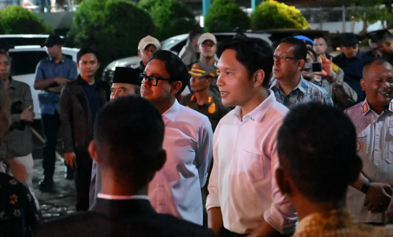 Wakil Bupati Cianjur, Abi Ramzi (kanan), didampingi Bupati Cianjur, dr. Wahyu (kiri), berdialog dengan warga dan petugas keamanan saat melakukan pemantauan malam Natal, Rabu (24/12/2025).