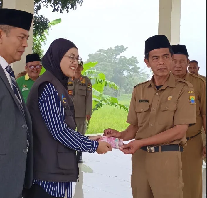 Perwakilan Desa Padaluyu menyerahkan donasi kemanusiaan sebesar Rp10.000.000 secara simbolis kepada tim relawan