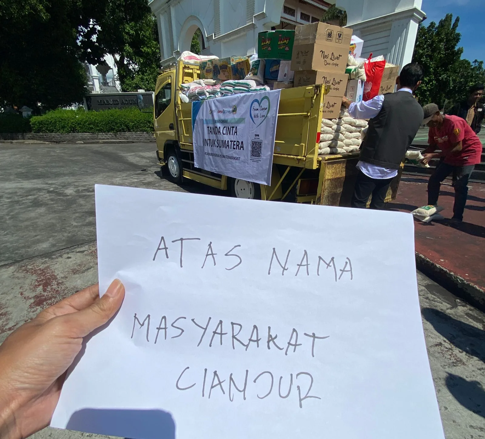Solidaritas Warga Cianjur: Truk bantuan "Tanda Cinta untuk Sumatera" siap diberangkatkan sebagai wujud kepedulian masyarakat Cianjur.