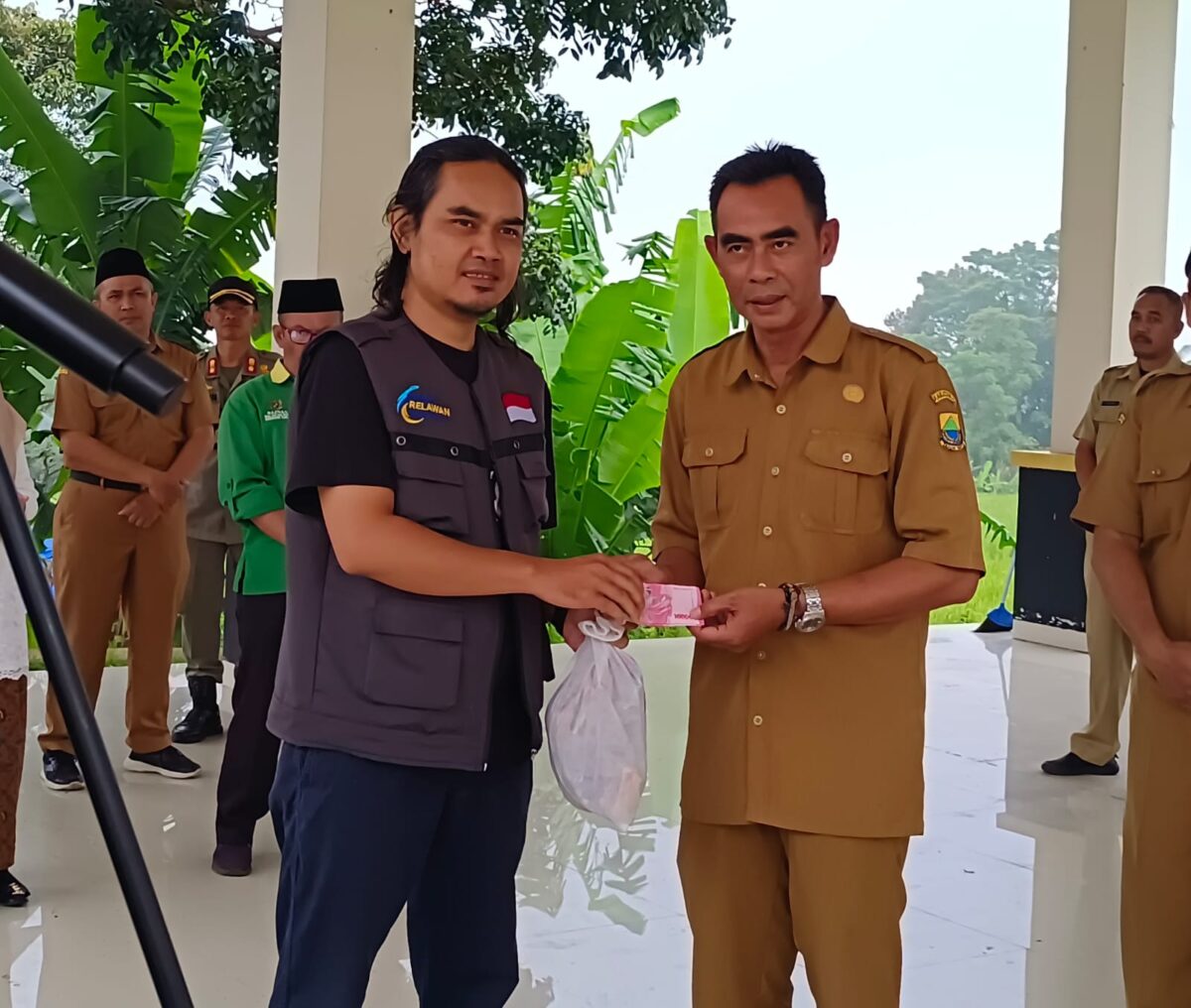 Kepala Desa Wangunjaya menyerahkan donasi hasil gotong royong warga sebesar Rp4.000.000 kepada perwakilan relawan