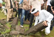 Gubernur Jawa Barat, Dedi Mulyadi, mengamati secara detail struktur bebatuan di Situs Megalitikum Gunung Padang, Kecamatan Campaka, Cianjur, Senin (15/12/2025)