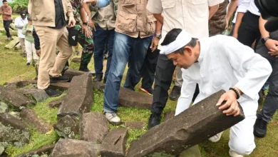 Gubernur Jawa Barat, Dedi Mulyadi, mengamati secara detail struktur bebatuan di Situs Megalitikum Gunung Padang, Kecamatan Campaka, Cianjur, Senin (15/12/2025)