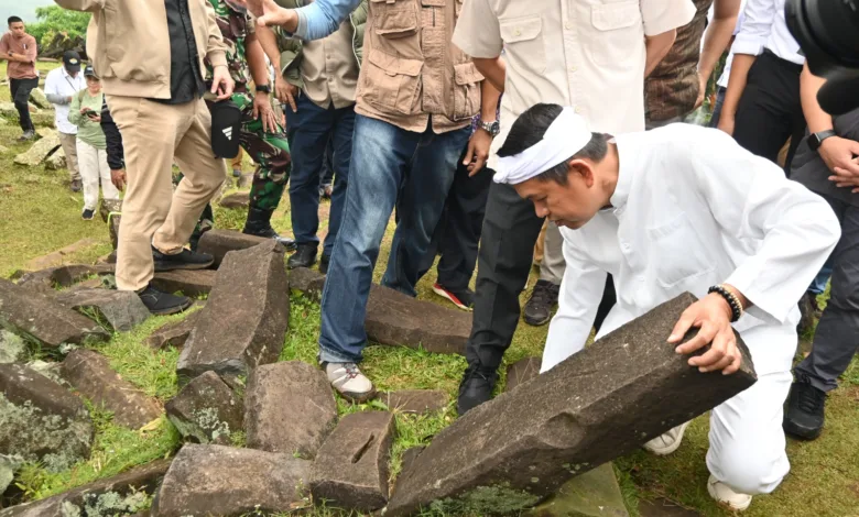 Gubernur Jawa Barat, Dedi Mulyadi, mengamati secara detail struktur bebatuan di Situs Megalitikum Gunung Padang, Kecamatan Campaka, Cianjur, Senin (15/12/2025)
