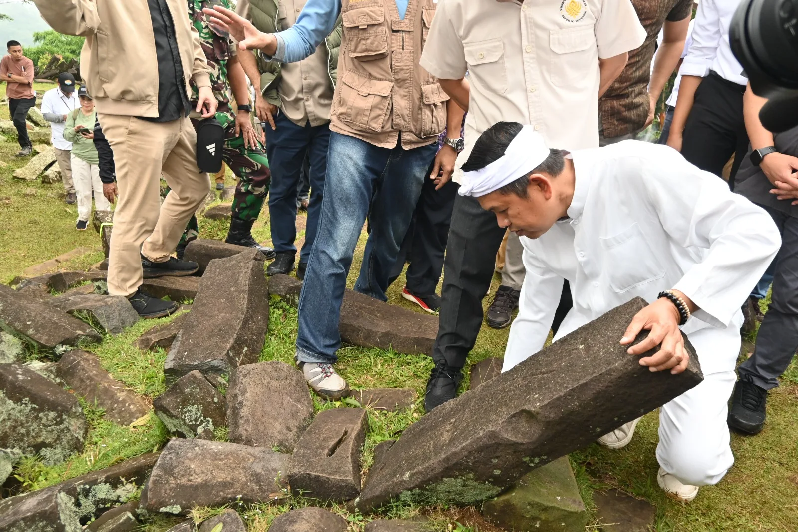 Gubernur Jawa Barat, Dedi Mulyadi, mengamati secara detail struktur bebatuan di Situs Megalitikum Gunung Padang, Kecamatan Campaka, Cianjur, Senin (15/12/2025)