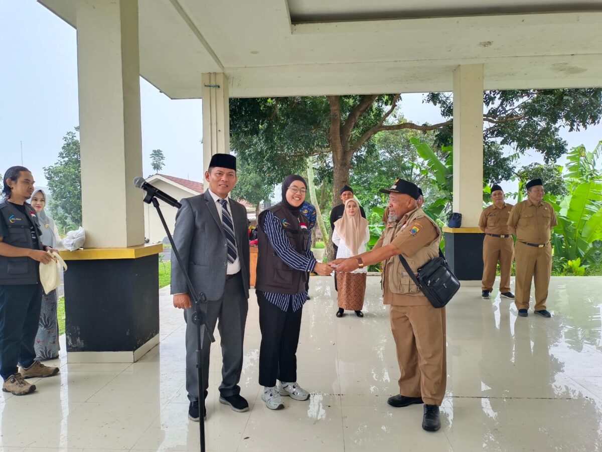 Kepala Desa Nyalindung menyerahkan donasi senilai Rp4.000.000 yang dititipkan melalui Pemerintah Kecamatan Cugenang