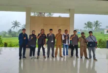 Camat Cugenang Ali Akbar berfoto bersama jajaran kepala desa dan relawan dari Energi Relawan Indonesia (ERI) serta Media Cianjur Update usai prosesi penyerahan total donasi Rp47,6 juta.