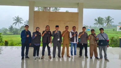Camat Cugenang Ali Akbar berfoto bersama jajaran kepala desa dan relawan dari Energi Relawan Indonesia (ERI) serta Media Cianjur Update usai prosesi penyerahan total donasi Rp47,6 juta.