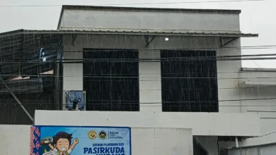 Kantor Satuan Pelayanan Gizi (SPPG) Pasirkuda Kubang, Cianjur. Pihak pengelola angkat bicara meluruskan polemik kualitas menu Makan Bergizi Gratis (MBG), menyebut variasi menu bergantung pada pengaturan anggaran harian.