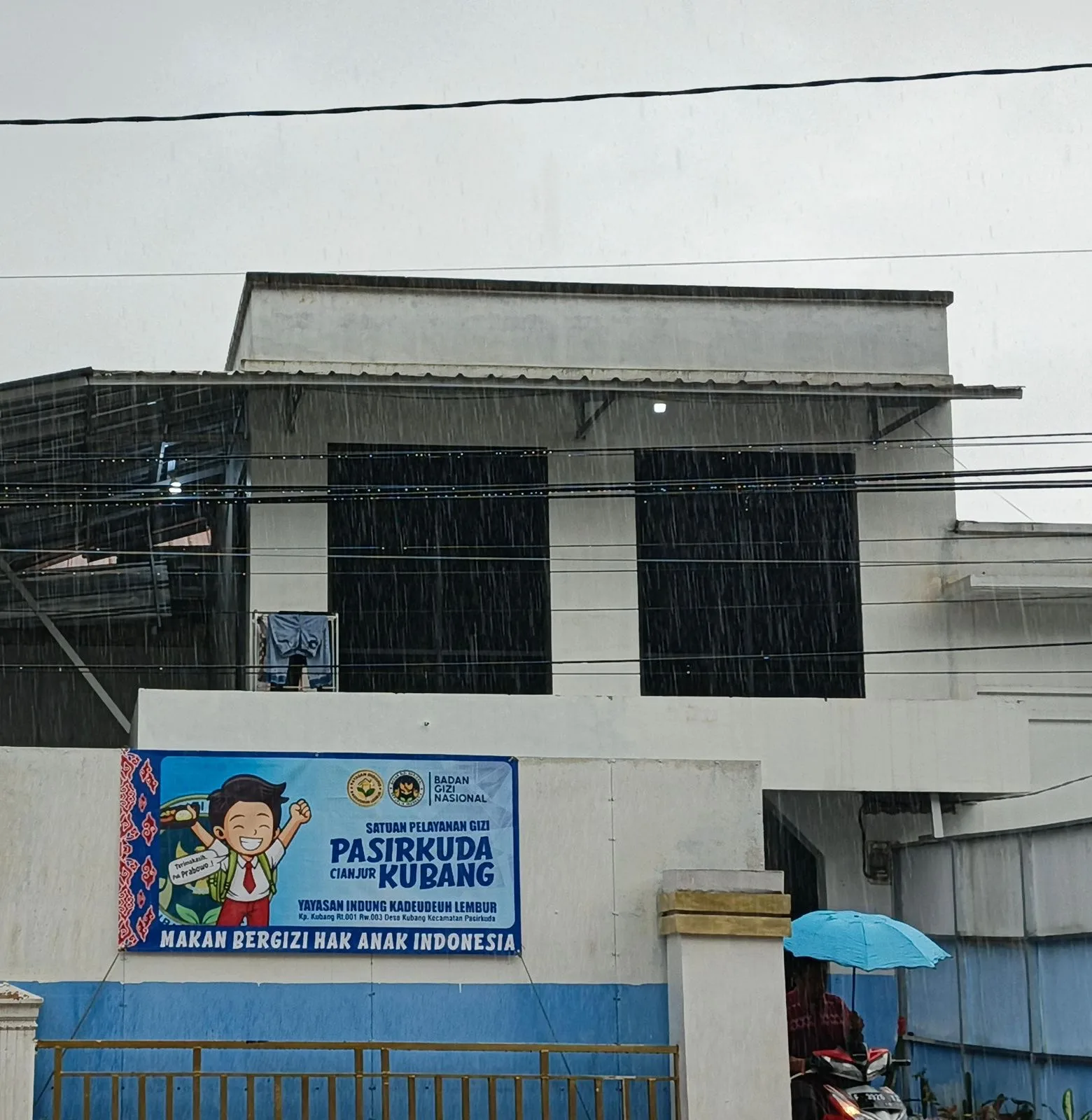 Kantor Satuan Pelayanan Gizi (SPPG) Pasirkuda Kubang, Cianjur. Pihak pengelola angkat bicara meluruskan polemik kualitas menu Makan Bergizi Gratis (MBG), menyebut variasi menu bergantung pada pengaturan anggaran harian.