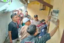 Petugas menempelkan plakat penanda "Keluarga Pra Sejahtera" di salah satu rumah Keluarga Penerima Manfaat (KPM) di Desa Sukamanah, Kecamatan Cugenang, Cianjur, Kamis (18/12/2025).