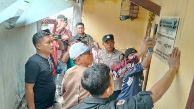 Petugas menempelkan plakat penanda "Keluarga Pra Sejahtera" di salah satu rumah Keluarga Penerima Manfaat (KPM) di Desa Sukamanah, Kecamatan Cugenang, Cianjur, Kamis (18/12/2025).