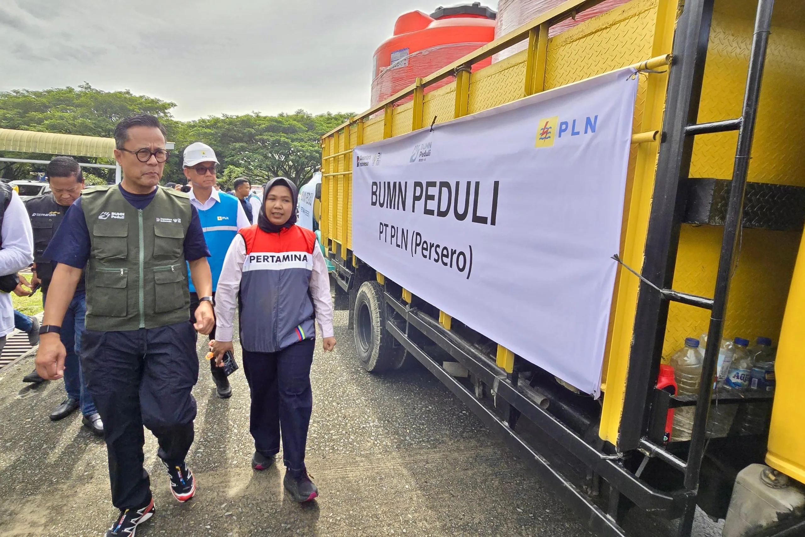 COO Danantara sekaligus Kepala BP BUMN, Dony Oskaria (kedua dari kanan) didampingi Direktur Utama PLN, Darmawan Prasodjo (kanan) menyapa dan memberikan semangat kepada relawan PLN yang turun membantu membantu masyarakat terdampak bencana setelah Apel Pelepasan Relawan BUMN Peduli pada Jumat (19/12) di Kualanamu, Deli Serdang, Sumatera Utara.