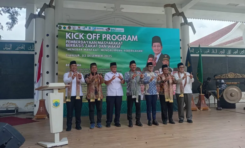 Sejumlah pejabat dan tokoh masyarakat menghadiri Kick Off Program Pemberdayaan Masyarakat Berbasis Zakat dan Wakaf di Cianjur, Senin (2/12/2025).