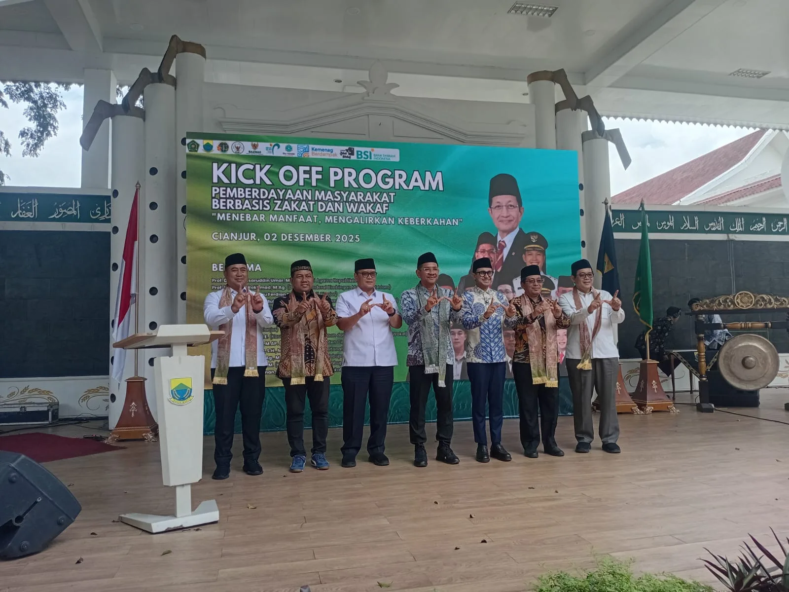 Sejumlah pejabat dan tokoh masyarakat menghadiri Kick Off Program Pemberdayaan Masyarakat Berbasis Zakat dan Wakaf di Cianjur, Senin (2/12/2025).