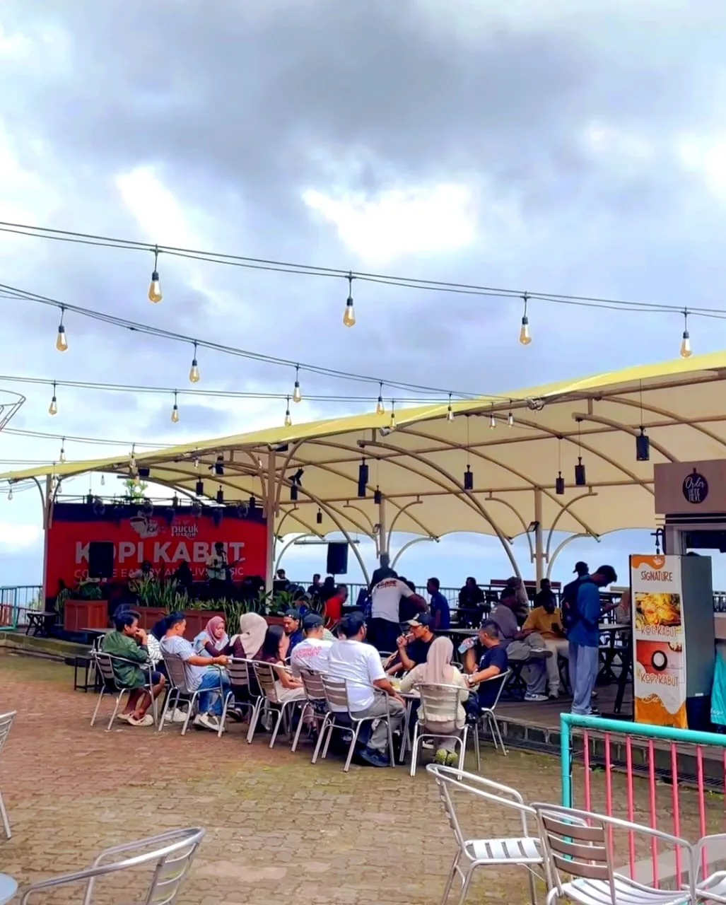 SUASANA ramai pengunjung terlihat di Kopi Kabut pada sore yang mendung. Para pelanggan tampak menikmati waktu bersantai