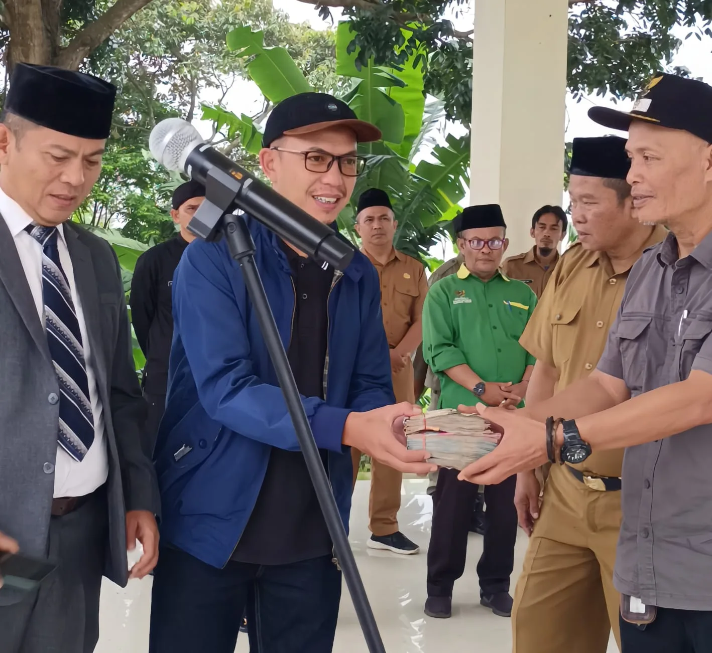 Kepala Desa Cibulakan menyerahkan donasi warga sebesar Rp14.827.000 kepada tim relawan; nilai ini merupakan kontribusi terbesar dari lima desa yang menyerahkan bantuan pada tahap ini.