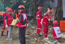 Relawan PMI Cianjur melakukan persiapan dan pengecekan peralatan, termasuk tenda darurat, sebagai bagian dari misi kemanusiaan untuk membantu penanganan bencana di wilayah Sumatera.