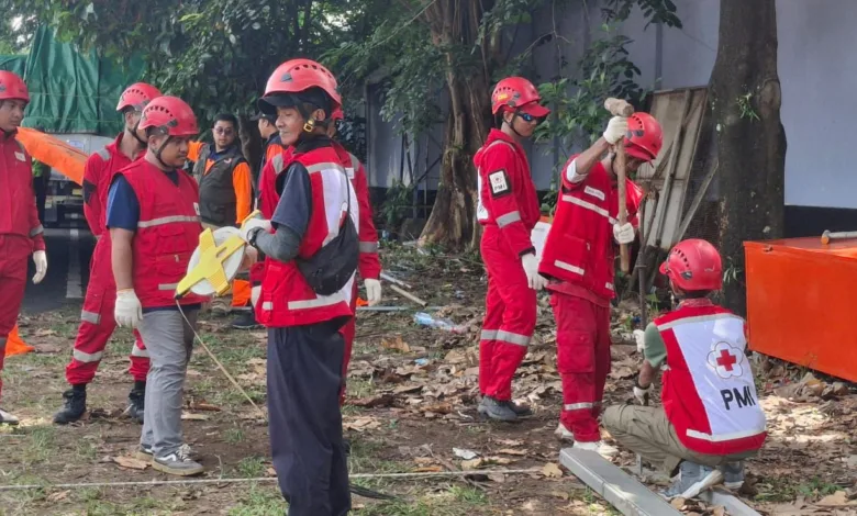Relawan PMI Cianjur melakukan persiapan dan pengecekan peralatan, termasuk tenda darurat, sebagai bagian dari misi kemanusiaan untuk membantu penanganan bencana di wilayah Sumatera.