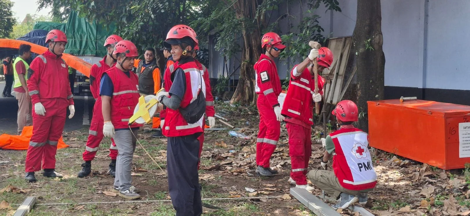 Relawan PMI Cianjur melakukan persiapan dan pengecekan peralatan, termasuk tenda darurat, sebagai bagian dari misi kemanusiaan untuk membantu penanganan bencana di wilayah Sumatera.