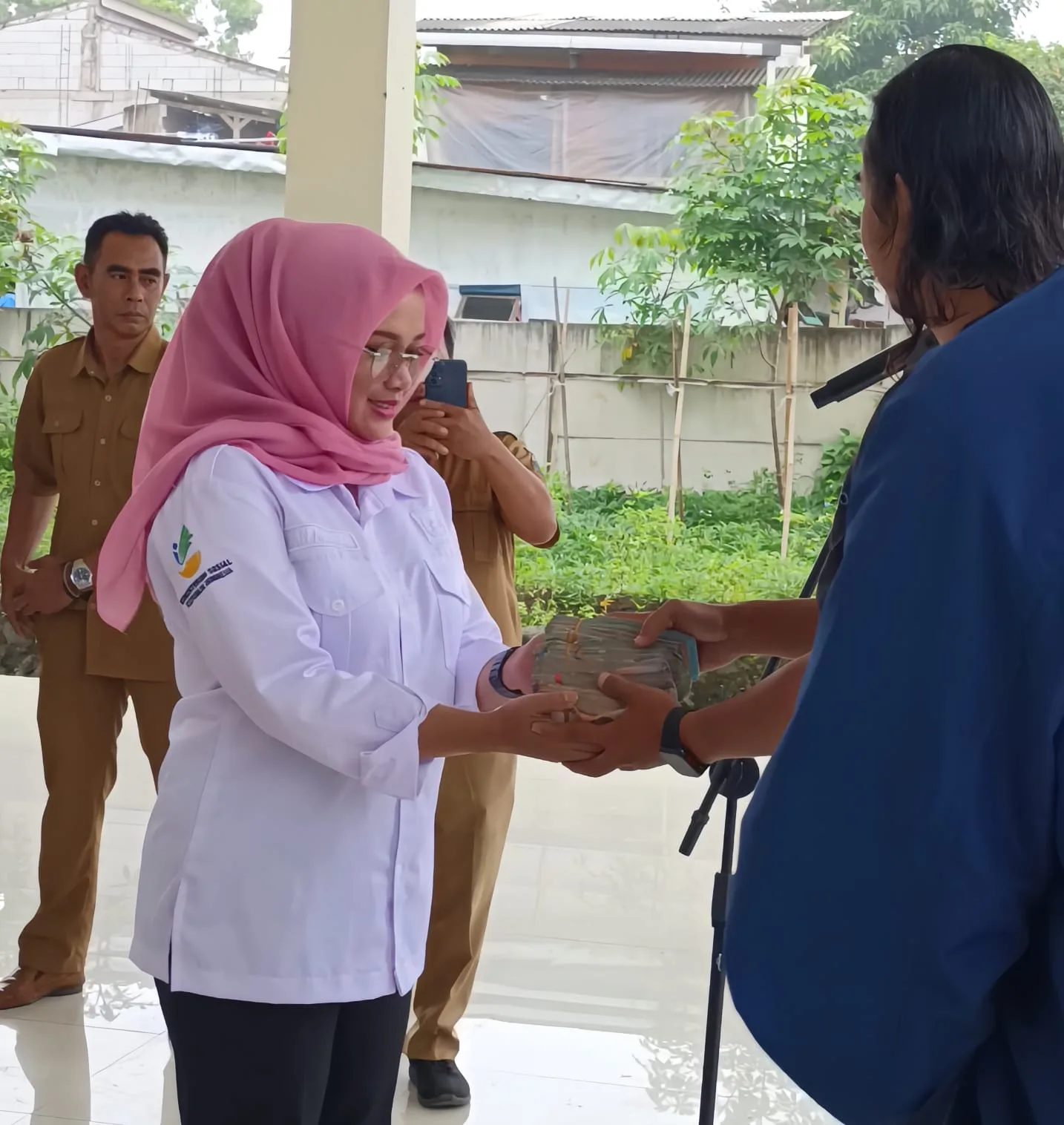 Perwakilan Desa Gasol menyerahkan bantuan kemanusiaan senilai Rp14.799.000 secara simbolis di halaman Kantor Kecamatan Cugenang sebagai bentuk solidaritas warga terhadap masyarakat terdampak bencana.